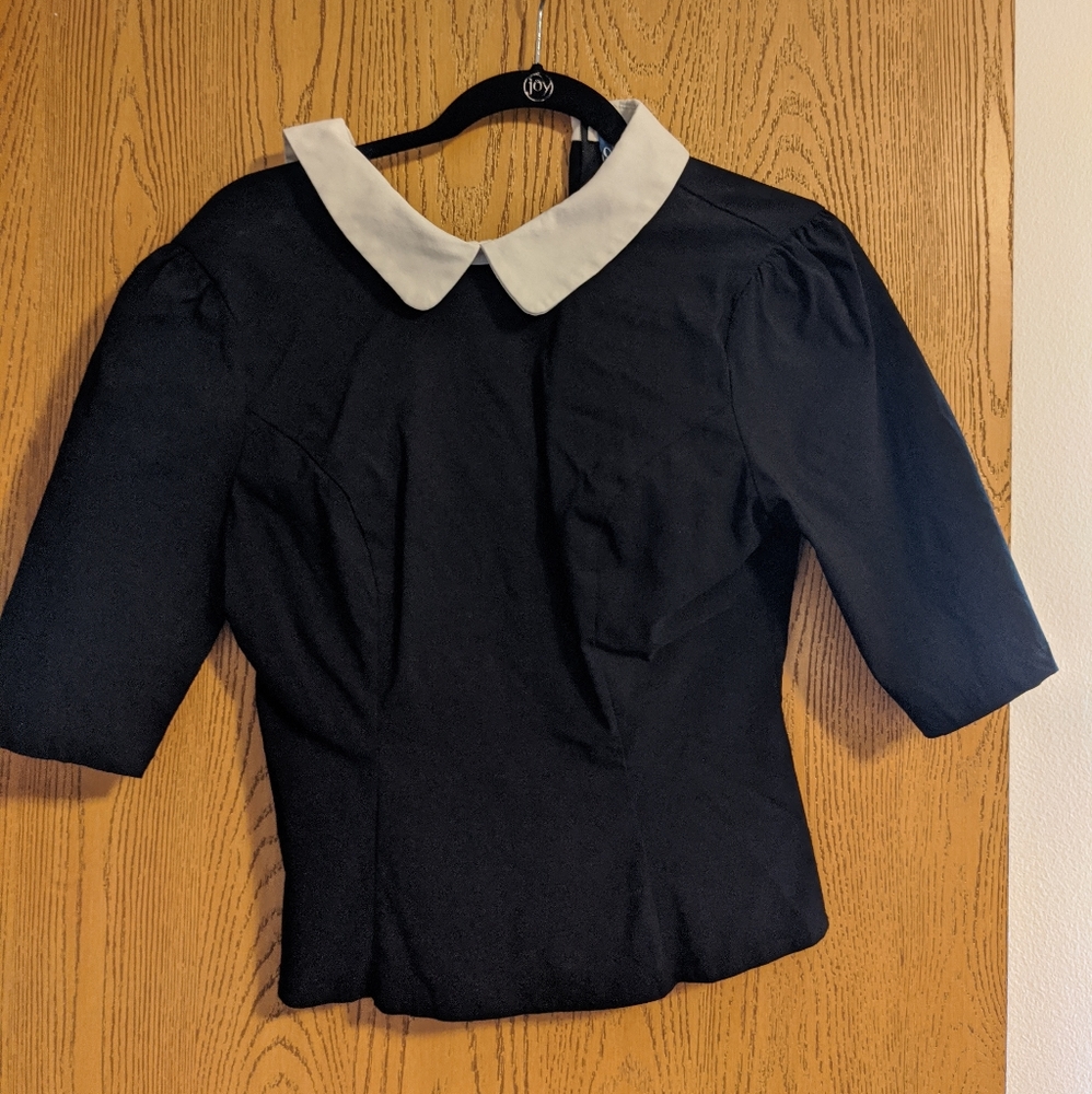 Collectif black top with white collar